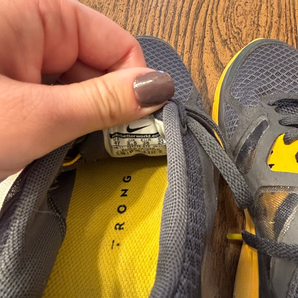 Nike livestrong 4Y unisex tennis shoes - Picture 4 of 8